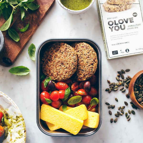 Receita de Hambúrguer com Polenta, Pesto de Manjericão e Salada de Tomate