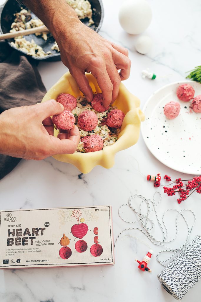 Preparação de empada com almondegas vegan Heartbeet