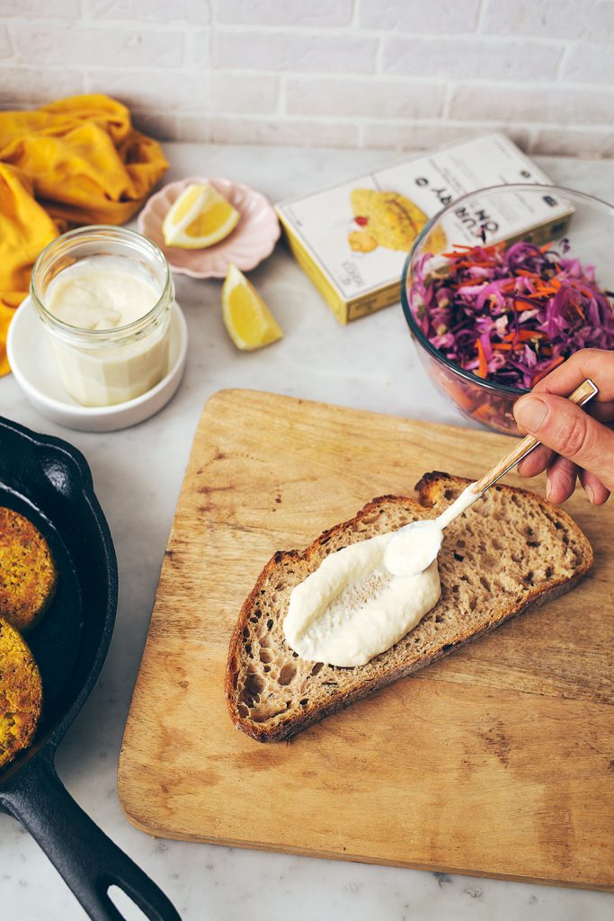 Preparação da tiborna vegan de hambúrguer de grão de bico